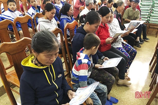 Người dân bị thiệt hại do lũ lụt ở Hà Tĩnh tiếp tục đón nhận sự hỗ trợ từ các tổ chức, đơn vị