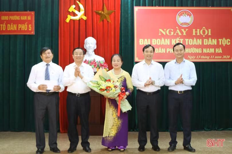 Bí thư Trung ương Đảng Nguyễn Xuân Thắng chung vui ngày hội Đại đoàn kết toàn dân ở TP Hà Tĩnh