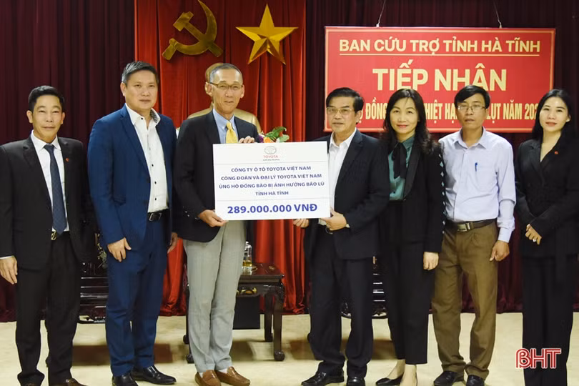 Hơn 216 tỷ đồng của 3.290 tổ chức, cá nhân ủng hộ đồng bào vùng lũ Hà Tĩnh