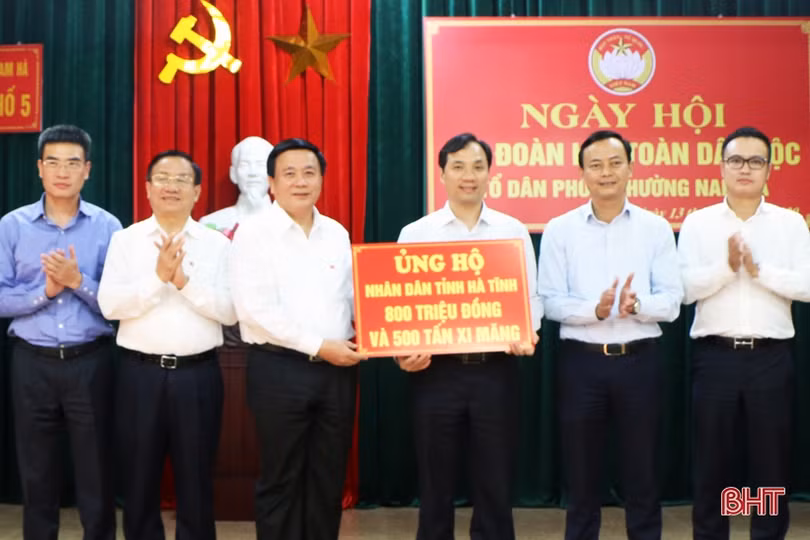 Bí thư Trung ương Đảng Nguyễn Xuân Thắng chung vui ngày hội Đại đoàn kết toàn dân ở TP Hà Tĩnh