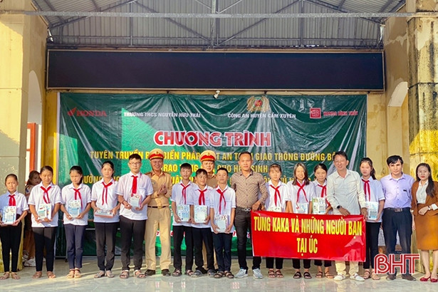 Hơn 400 giáo viên, học sinh Cẩm Xuyên được tuyên truyền về an toàn giao thông