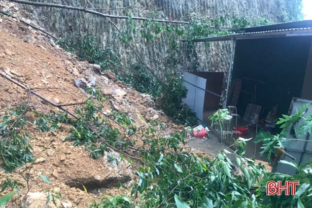 Người dân Vũ Quang tỉa cây, gia cố chuồng trại ứng phó với bão số 13