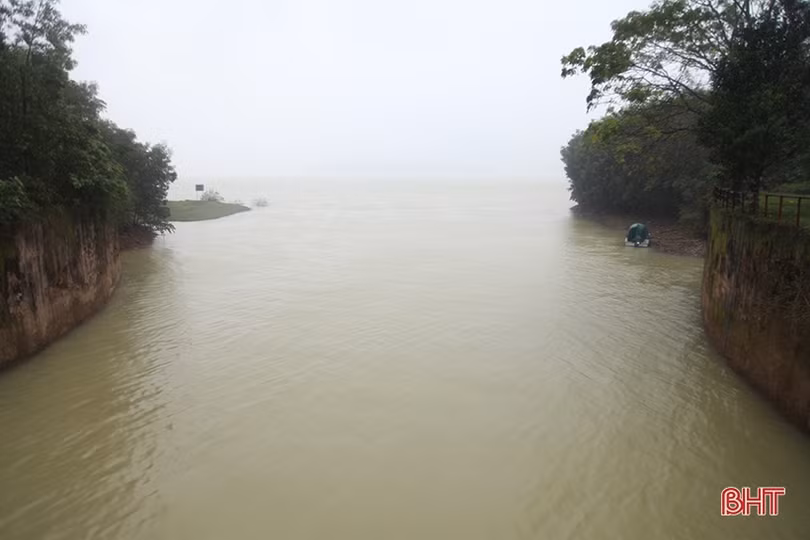 Bộ trưởng Bộ NN&PTNT: Tuyệt đối không chủ quan bởi hoàn lưu bão 13 gây mưa lớn