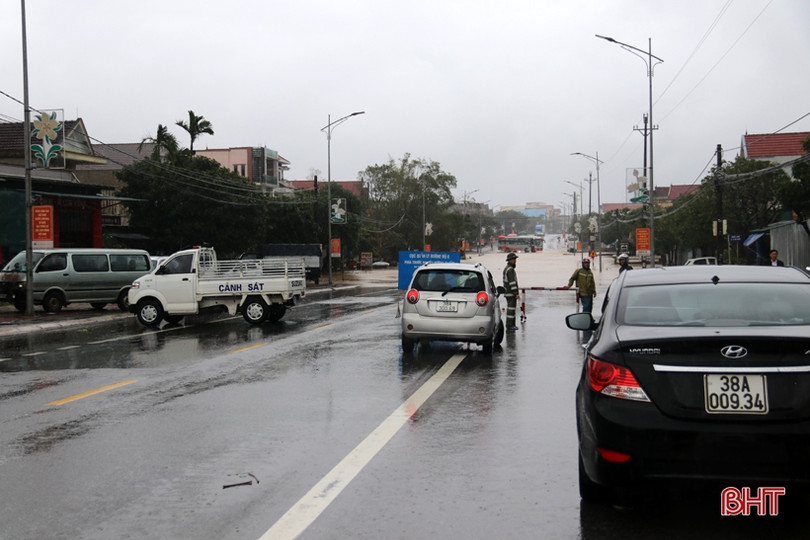 Mưa lớn, Quốc lộ 1A qua Hà Tĩnh ngập sâu, chia cắt