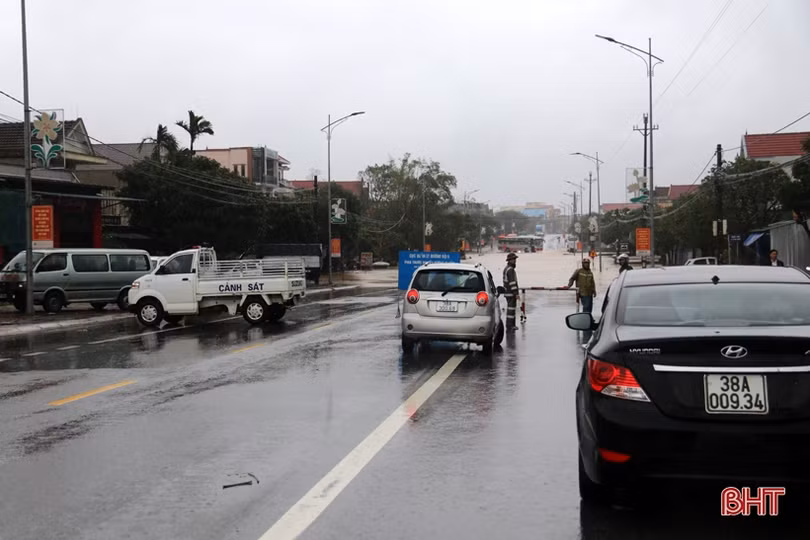 Mưa lớn, Quốc lộ 1A qua Hà Tĩnh ngập sâu, chia cắt