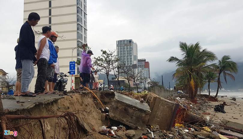 Bệnh viện, trường học tốc mái do bão Vamco