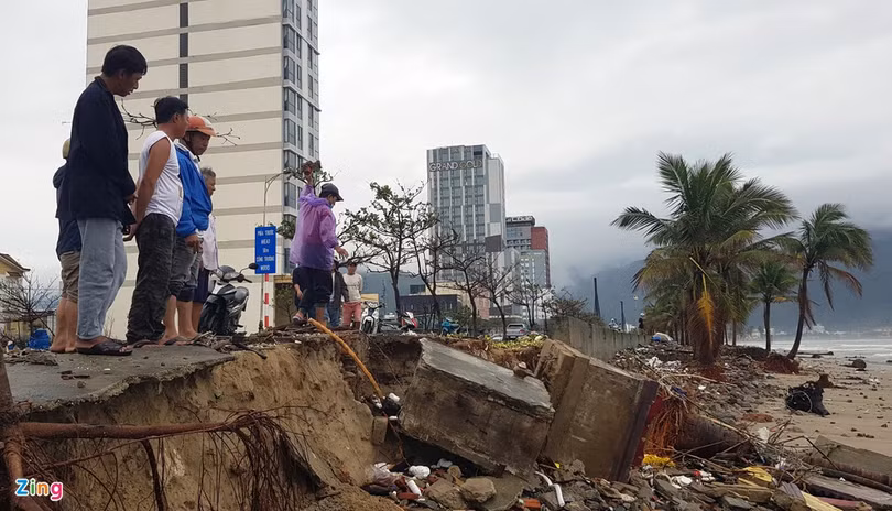 Bệnh viện, trường học tốc mái do bão Vamco