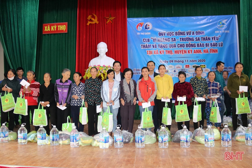 Nguyên Phó Chủ tịch nước Trương Mỹ Hoa thăm hỏi, tặng quà bà con vùng lũ Hà Tĩnh