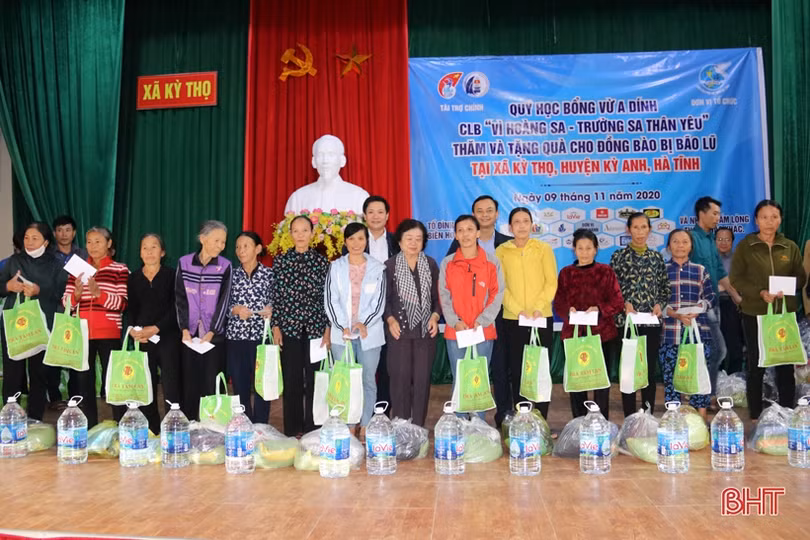 Nguyên Phó Chủ tịch nước Trương Mỹ Hoa thăm hỏi, tặng quà bà con vùng lũ Hà Tĩnh