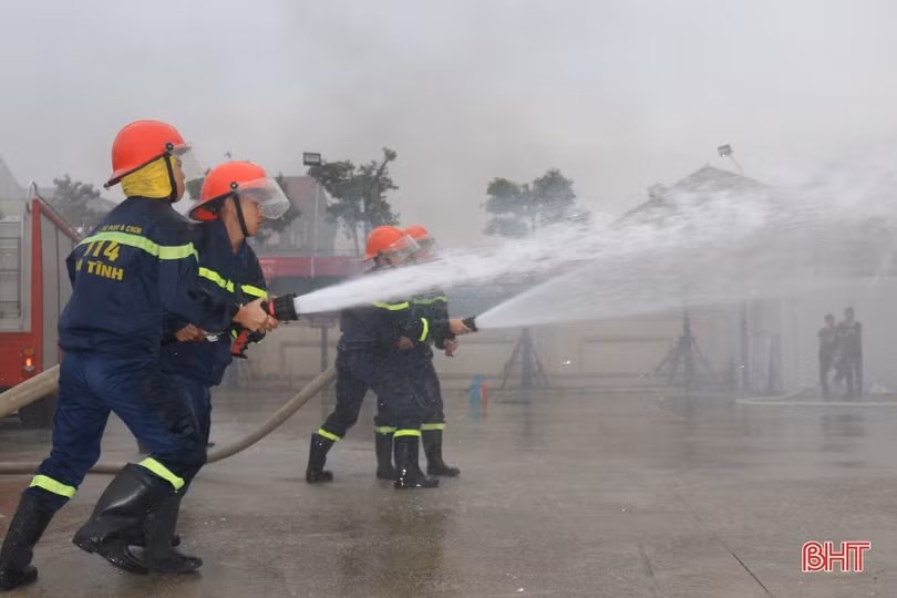 Diễn tập chữa cháy do chập điện tại Ngân hàng