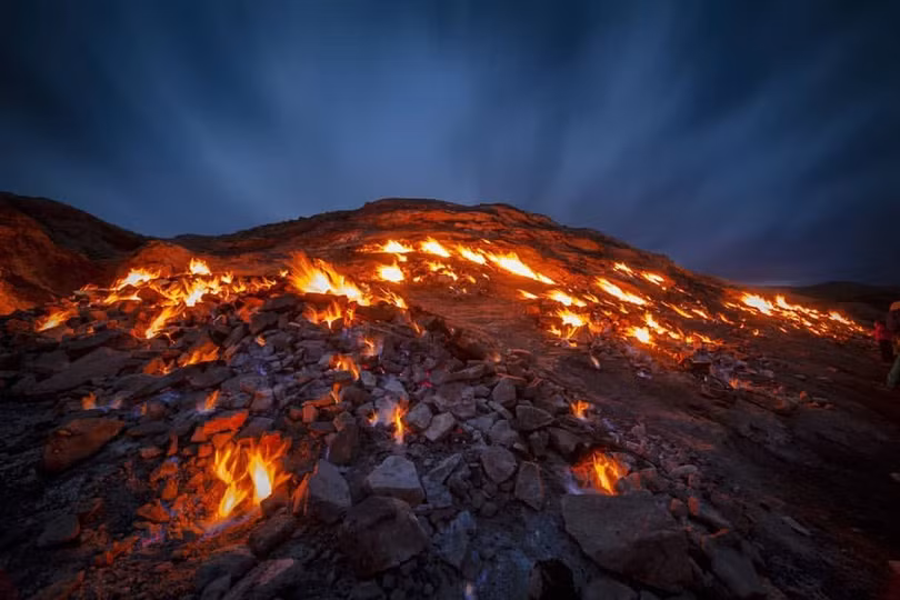 Sườn đồi tự bốc cháy là điểm dã ngoại ở Iran