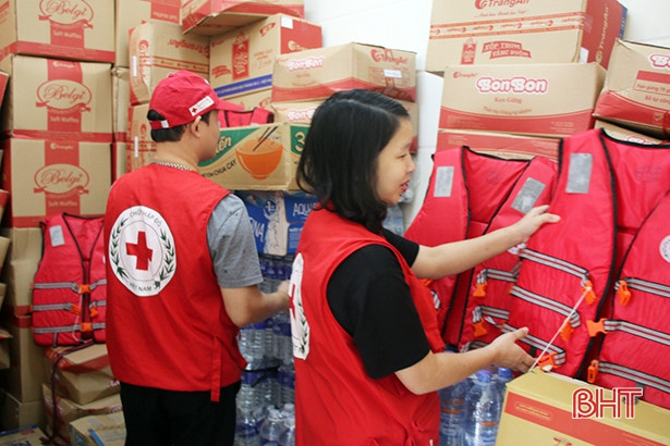 Trao 3 thuyền máy hỗ trợ các địa phương Hà Tĩnh ứng phó với bão số 13