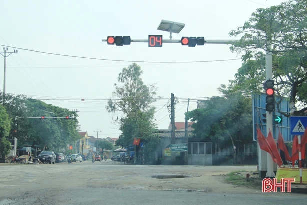 Đèn tín hiệu giao thông “trốn” trong nhà dân ở Nghi Xuân