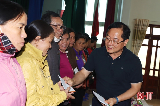 Báo Tiền phong trao 500 triệu đồng cho Nhân dân Cẩm Xuyên