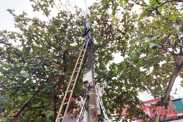 Cấp điện trở lại cho 10 hộ dân bị ảnh hưởng do cháy cột điện ở TP Hà Tĩnh