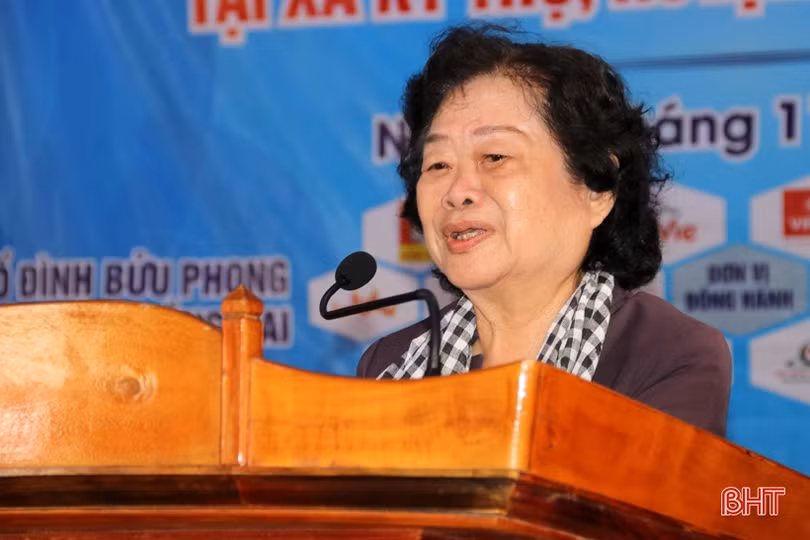 Nguyên Phó Chủ tịch nước Trương Mỹ Hoa thăm hỏi, tặng quà bà con vùng lũ Hà Tĩnh