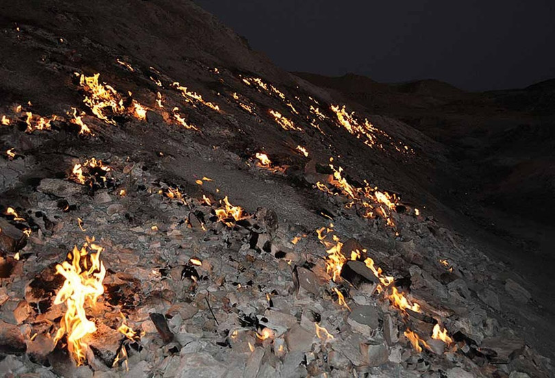Sườn đồi tự bốc cháy là điểm dã ngoại ở Iran