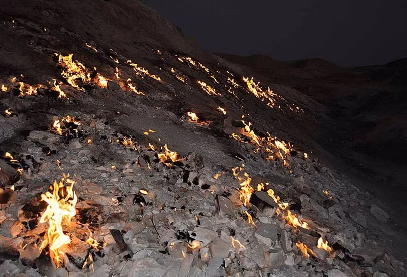 Sườn đồi tự bốc cháy là điểm dã ngoại ở Iran
