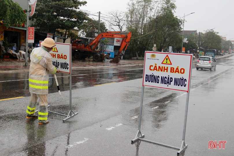 Mưa lớn, Quốc lộ 1A qua Hà Tĩnh ngập sâu, chia cắt