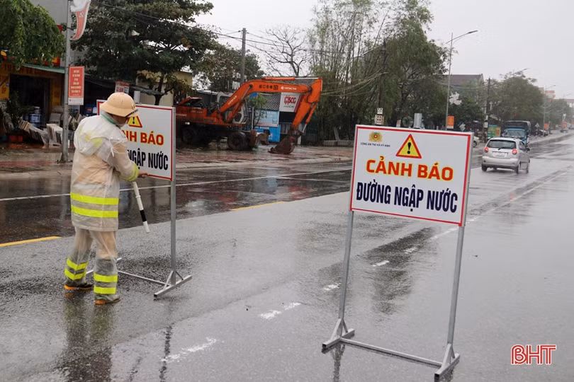 Mưa lớn, Quốc lộ 1A qua Hà Tĩnh ngập sâu, chia cắt