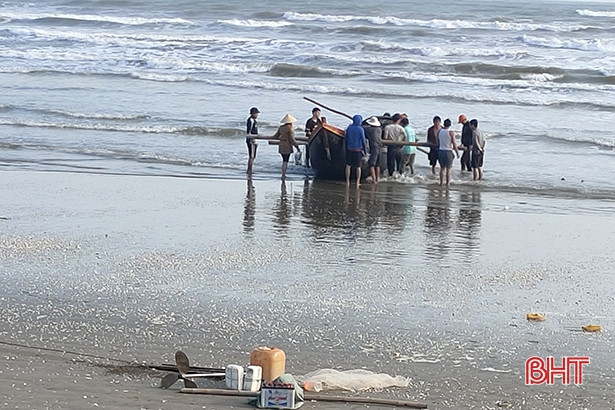 Thuyền bị lật trên vùng biển Hà Tĩnh được đưa vào bờ kịp thời