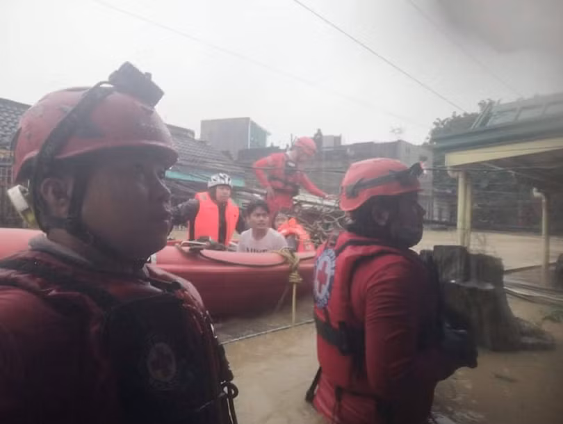 Bão Vamco gây lụt chạm nóc nhà ở Philippines