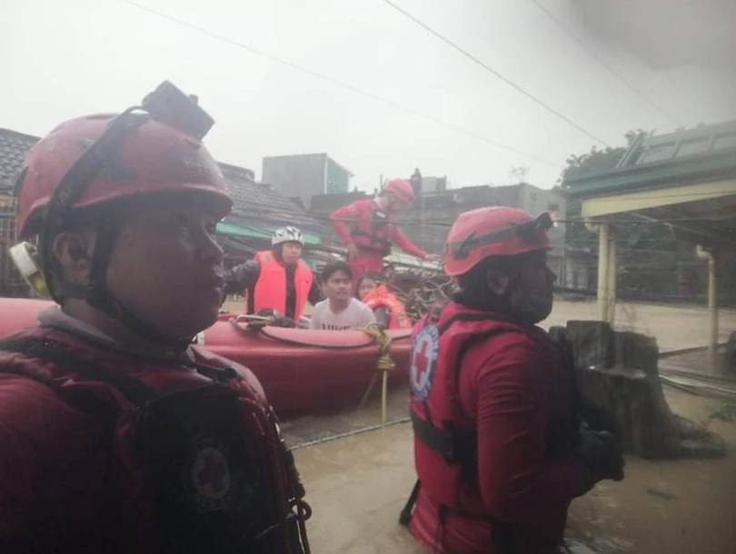 Bão Vamco gây lụt chạm nóc nhà ở Philippines