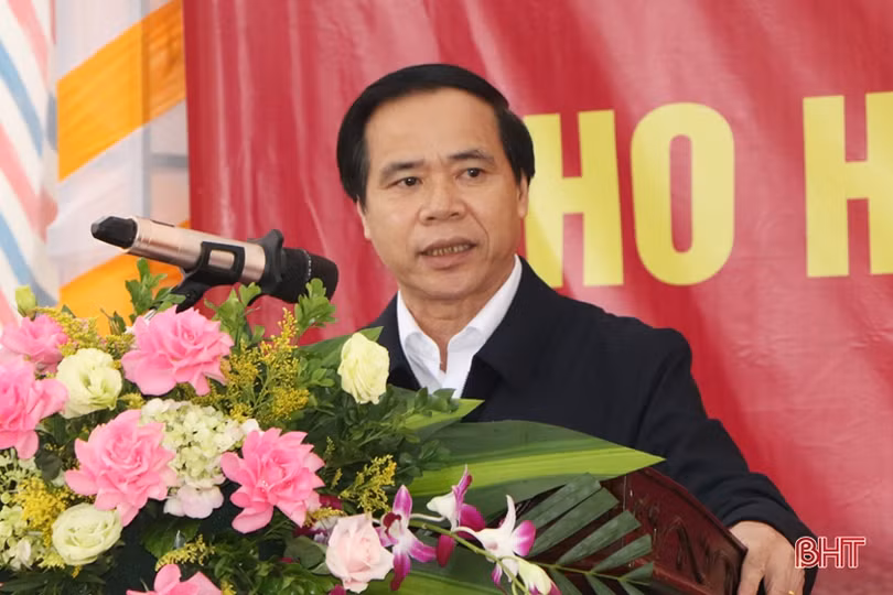 Bí thư Tỉnh ủy dự lễ trao sinh kế giúp hộ nghèo “tâm lũ” Hà Tĩnh khôi phục sản xuất bền vững