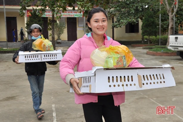 Người dân bị thiệt hại do lũ lụt ở Hà Tĩnh tiếp tục đón nhận sự hỗ trợ từ các tổ chức, đơn vị