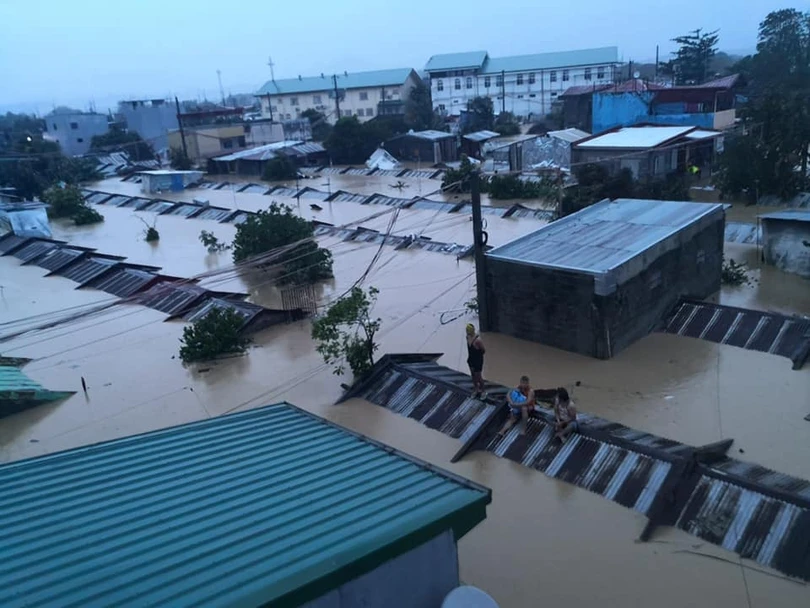 Bão Vamco gây lụt chạm nóc nhà ở Philippines