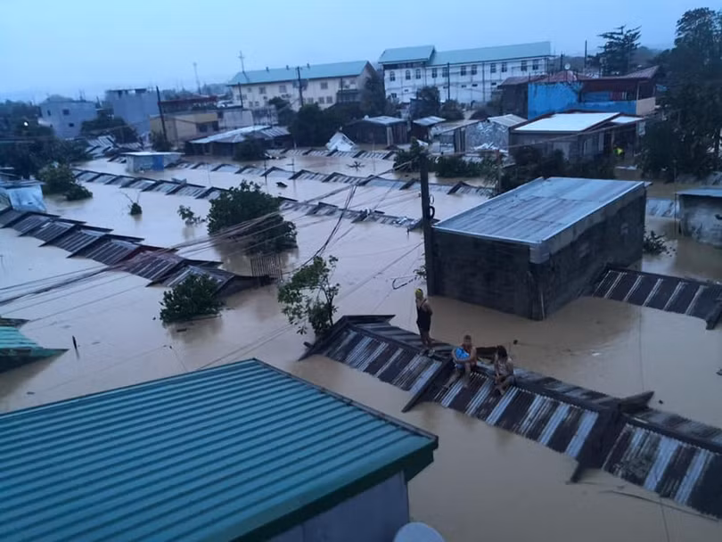 Bão Vamco gây lụt chạm nóc nhà ở Philippines