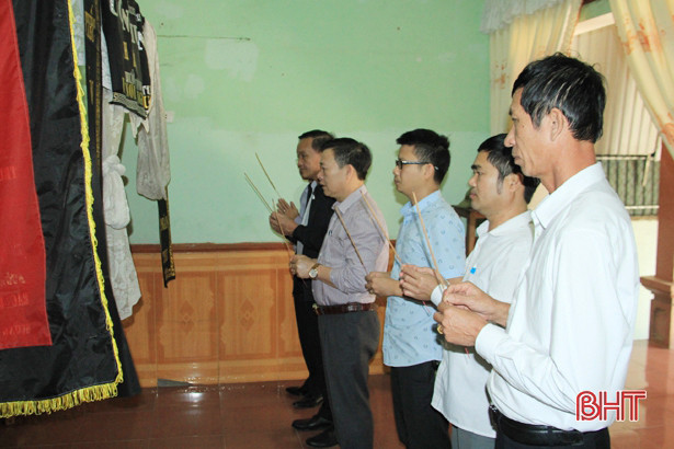 Ban ATGT Hà Tĩnh thăm hỏi, tặng quà nạn nhân tai nạn giao thông