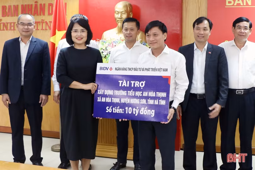 BIDV Việt Nam hỗ trợ thêm 18,5 tỷ đồng giúp Hà Tĩnh khắc phục hậu quả lũ lụt