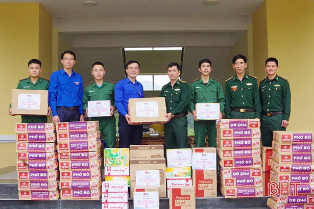 Tỉnh đoàn Hà Tĩnh trao tặng nhu yếu phẩm cho chốt phòng, chống dịch Covid-19