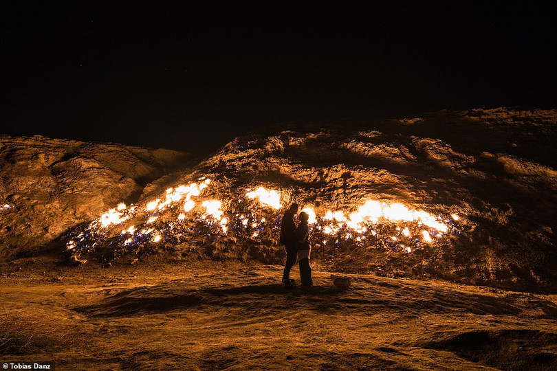 Sườn đồi tự bốc cháy là điểm dã ngoại ở Iran