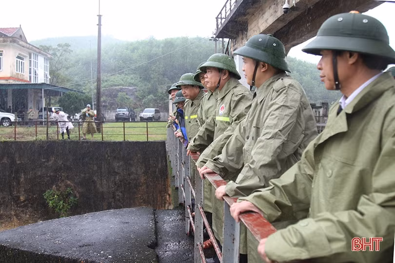 Bộ trưởng Bộ NN&PTNT: Tuyệt đối không chủ quan bởi hoàn lưu bão 13 gây mưa lớn