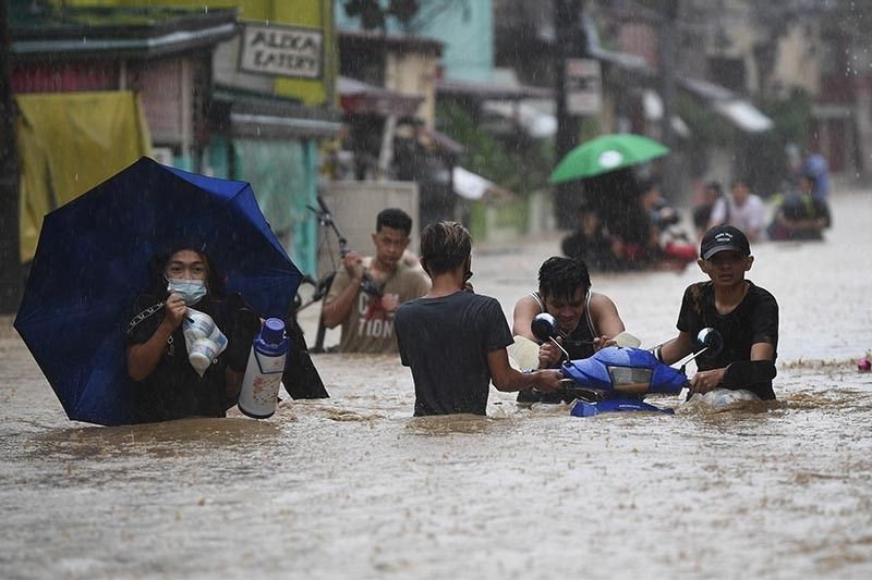 Bão Vamco gây lụt chạm nóc nhà ở Philippines
