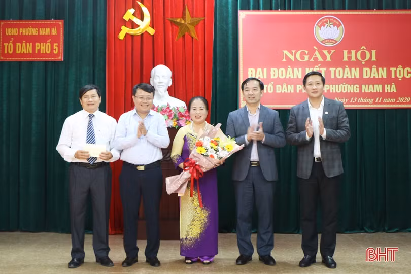 Bí thư Trung ương Đảng Nguyễn Xuân Thắng chung vui ngày hội Đại đoàn kết toàn dân ở TP Hà Tĩnh