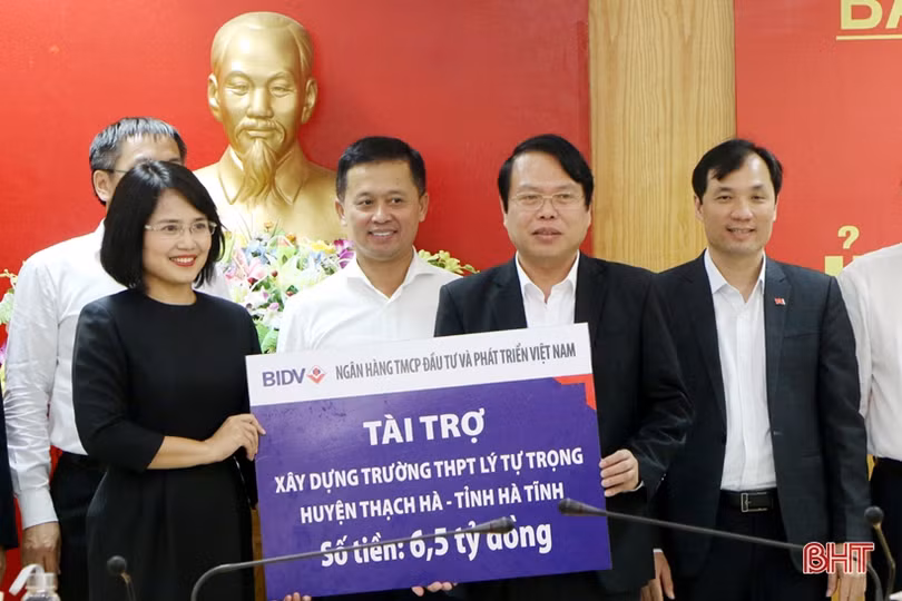 BIDV Việt Nam hỗ trợ thêm 18,5 tỷ đồng giúp Hà Tĩnh khắc phục hậu quả lũ lụt