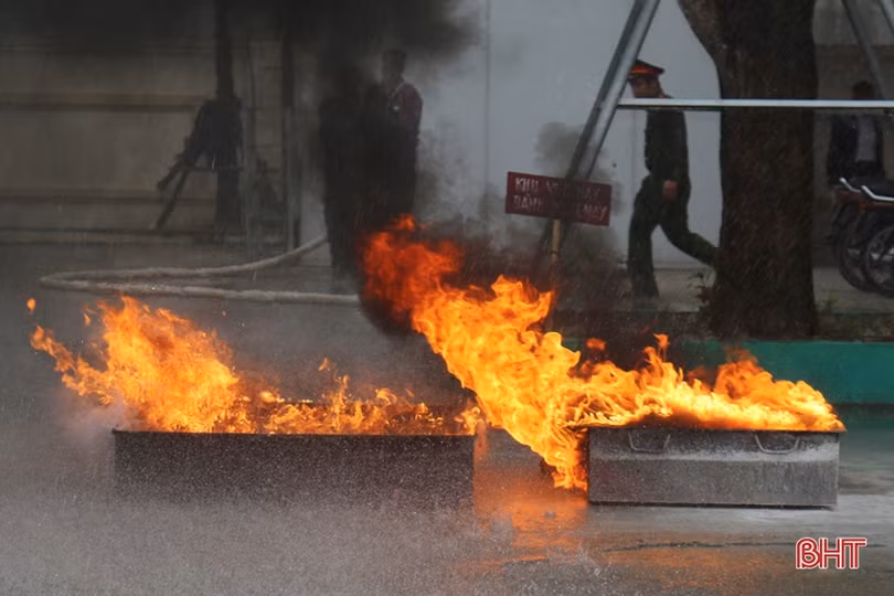 Diễn tập chữa cháy do chập điện tại Ngân hàng