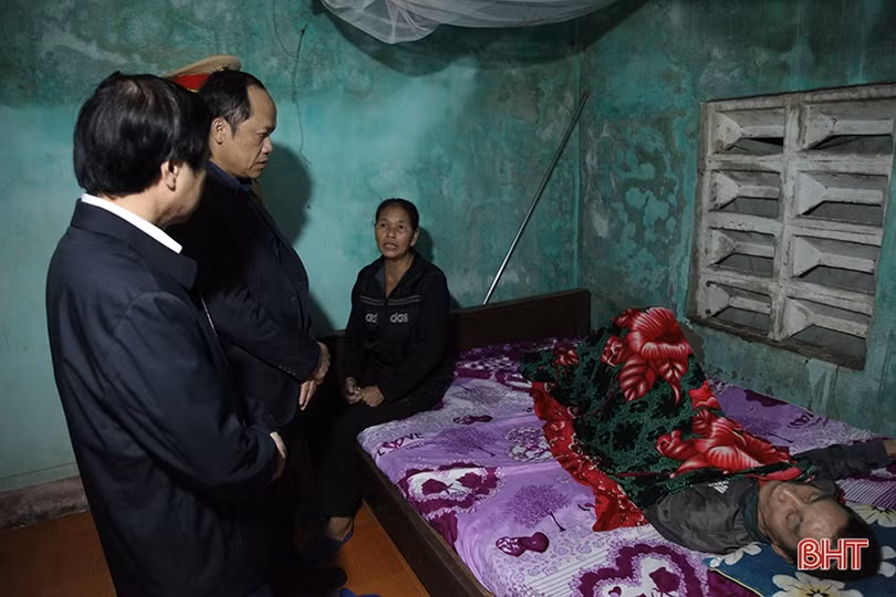 Lãnh đạo Hà Tĩnh thăm hỏi gia đình nạn nhân bị tai nạn giao thông