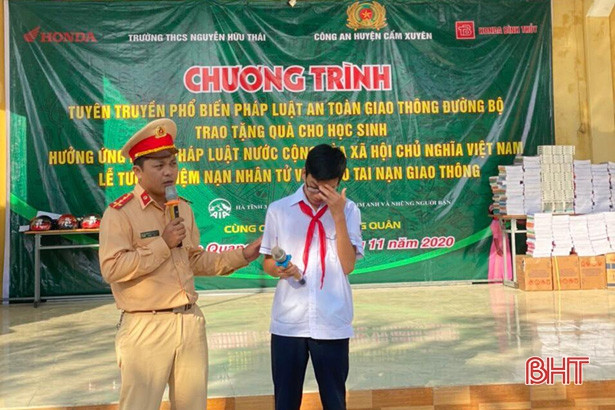Hơn 400 giáo viên, học sinh Cẩm Xuyên được tuyên truyền về an toàn giao thông