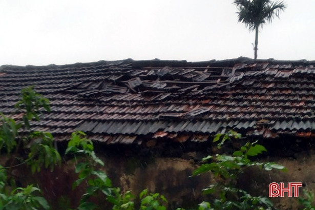 Bão số 13 làm tốc mái nhiều nhà dân ở Kỳ Anh