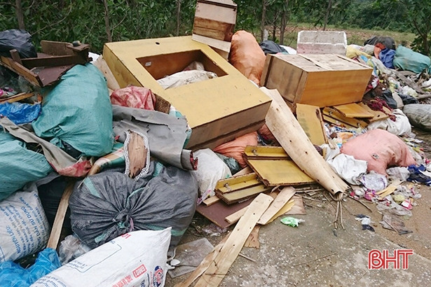 Rác la liệt trên đường liên xã ở Hương Khê