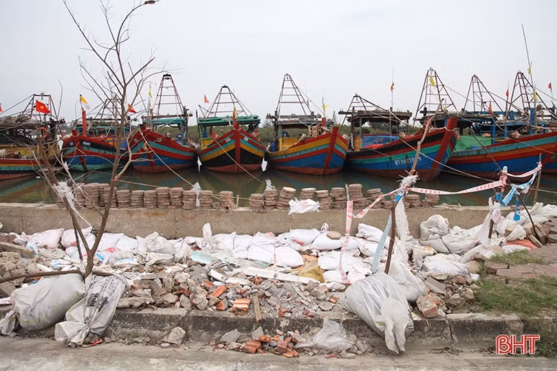 Bờ kè khu neo đậu tránh trú bão ở Hà Tĩnh sụt lún nghiêm trọng