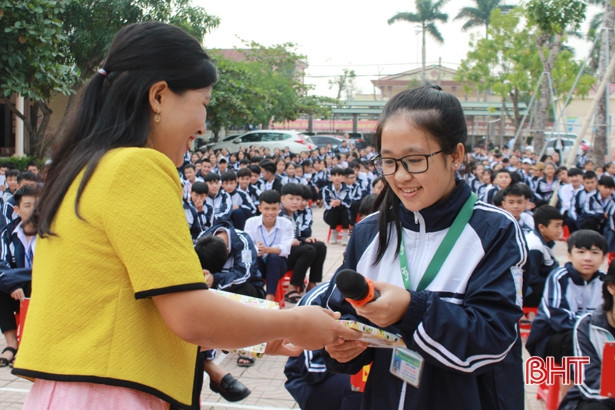 Học sinh Can Lộc được phổ biến kiến thức về di cư an toàn và phòng chống buôn bán người