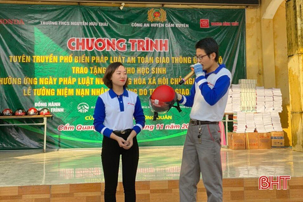 Hơn 400 giáo viên, học sinh Cẩm Xuyên được tuyên truyền về an toàn giao thông