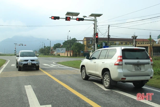 Đèn tín hiệu giao thông “trốn” trong nhà dân ở Nghi Xuân