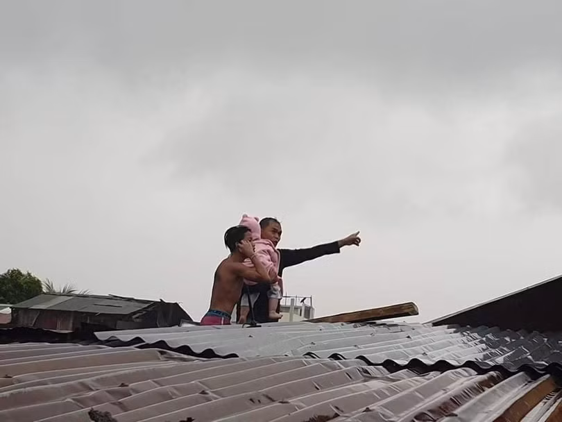 Bão Vamco gây lụt chạm nóc nhà ở Philippines