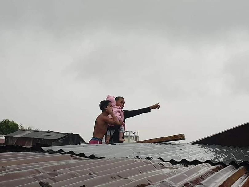 Bão Vamco gây lụt chạm nóc nhà ở Philippines